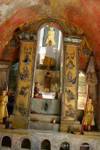 Nats und Buddhas auf einer Treppe, Shwe Yan Pyay Kloster, Inle-See, Birma.