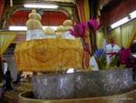 Formlose Buddha, in Blattgold von den Gläubigen, Phaung Daw Oo Pagode, Inle-See bedeckt, Birma.