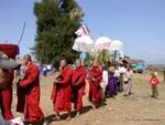 Prozession der Mönche in roten, Taung To, Inle-See, Birma.