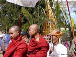 Doorure auf Sänfte und rasierte Mönche Prozession Taung um Inle-See, Birma.