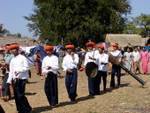 Gruppe von Musikern in der Prozession, Taung To, Inle-See, Birma.