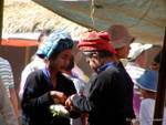 Diskrete Transaktion zwischen Frauen Paos, Inle-See, Birma.