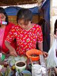 Die blumigen Kleid des jungen Kauf Betel, Inle-See, Birma.