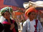 Birmanischen Kopfschmuck tragen Pao Markt, Inle-See, Birma.