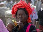 Pa O Frau raucht eine Zigarre, Inle-See, Birma.
