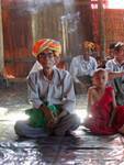 Generation, der alte Mann und das Kind, Khaung Daing, Inle-See, Birma.