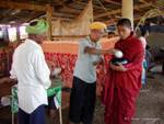 Angebot von Reis in der Nähe des Tempels von Khaung Daing, Inle-See, Birma.