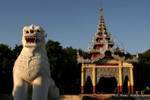 Ein weiterer Blick auf eine Wache Mahamuni Pagode, Mandalay, Birma.