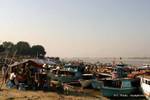 Boote im Hafen von Mandalay, Birma.