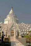 Pagoda Myatheindan oder Hsinbyume, im Jahre 1816, Mingun, Mandalay gebaut, Birma.