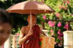 Mingun, der Mönch mit Sonnenschirm, Mandalay, Birma.