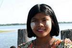 Das Mädchen in Blattform thanaka auf U-Bein-Brücke, Mandalay, Birma.