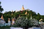 Mandalay, Tempel und Stupas auf Sagaing Hill, Birma.
