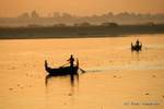 Boote im Morgengrauen des Ayeyarwady, Mandalay, Birma.
