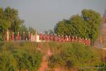 Statuen oben auf einem Felsvorsprung, Sagaing ausgekleidet, Birma.