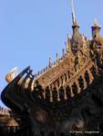 Dach Detail mit mythischen Motiven geschnitzt, Schwenandaw Still taung, Mandalay, Birma.