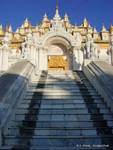 Treppen, die Kuthodaw Pagode, Mandalay eingeben, Birma.