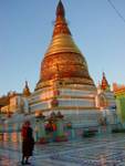 Stupa Kitsch im Licht der untergehenden Sonne-U-Ponnya-Shin, Sagaing, Mandalay, Birma.