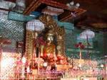 Buddha in einer sehr kitschige Dekoration, U Ponnya Sun Shin, Mandalay Sagaing, Birma.