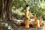 Stellen Sie beten Buddha-Statuen in Mudra um den Beginn des Rad der buddhistischen Gesetze oder Predigt, Mount Popa, Birma.