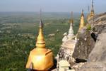 Golden Rock und Aussicht auf die Landschaft am Fuße des Taung Kalat, Mount Popa, Birma.