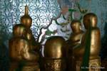 Goldene Buddhas gesichtslos Mount Popa, Birma.