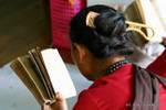 Burmese Lesen mit einem Kamm im Haar, Mount Popa, Birma.