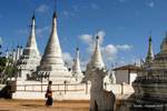 Reihen von weißen Stupas Shwe U Min Pagode, Pindaya, Birma.