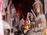 Doppelreihe von Buddhas face-to-face Schwe Umin Höhle (Goldene Höhle), Pindaya, Birma.