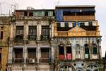 Mix von Genres für die Fassade eines Wohnhauses, Yangon, Birma.