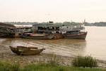 Der Hafen und ein Boot für Reisende, Yangon, Birma.
