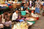 Huhn und Fisch Ständen auf der Straße Markt, Yangon, Birma.