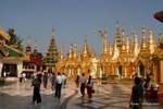 Wald von Stupas über den Ort der Gelübde, Shwedagon-Pagode, Rangun, Birma.