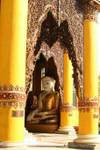 Geschnitzte Eingang eines Tempels, Shwedagon-Pagode, Rangun, Birma.