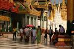 Gehen Sie in die Pracht der Shwedagon-Pagode, Rangun, Birma.