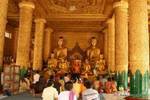 Gebet in tazaung, Shwedagon-Pagode, Rangun, Birma.