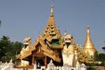 Zwei chintheis (geschnitzten Löwen) am Eingang der Shwedagon-Pagode, Rangun, Birma.