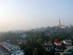 Blick auf die Gartenstadt und Shwedagon-Pagode, Rangun, Birma.