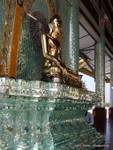 Buddha in einem modernen kitch Umwelt, Shwedagon Pagode, Yangon, Birma.