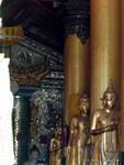 Spalten und stehenden Buddhas in einem Tempel der Shwedagon-Pagode, Yangon, Birma.