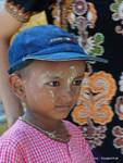 Die geblendeten Augen des Kindes thanaka, Yangon, Birma.