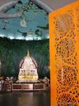 Im Inneren der Pagode Maha Wizaya, Yangon, Birma.