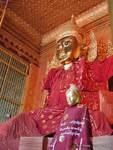 Buddha im roten Kleid in der Pagode an der Ecke Alt Yay gyár Tawya und Tar Shay St., Rangun, Birma.