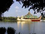 Karaweik Nachbildung des birmanischen königlichen Barke am Kandawgyi See, Yangon, Birma.