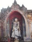 Varada Mudra Buddha in einem bunten Nische, Sagar, Birma.