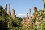 Stupas Gruppe in der Vegetation, Sagar, Birma.
