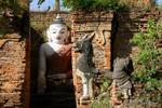Buddha in einem gepflegten Ziegelpagode Stätte von Sankar, Birma.