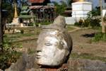 Abgetrennten Kopf isoliert Stein auf dem Gelände der Sankar, Birma.