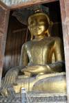 Golden Buddha sitzt, springenden Katzen Kloster Nga Phe Chaung, Inle-See, Birma.