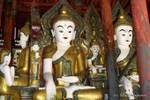 Buddhas Gruppe in der Mitte des Nga Phe Chaung Kloster, Inle-See, Birma.